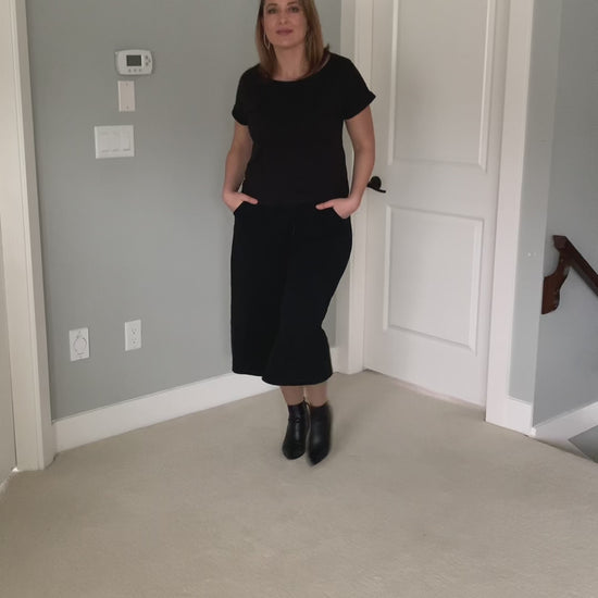 Watch the Keep It Simple Basic Black T-Shirt worn. See all the details up close. Model is wearing a size Medium. Sizes X-small to X-large avaiable. 